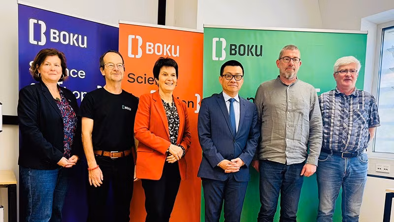 Vietnamese Ambassador to Austria Vu Le Thai Hoang (fourth from left) and delegates at the event 