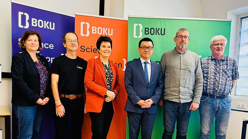 Vietnamese Ambassador to Austria Vu Le Thai Hoang (fourth from left) and delegates at the event 