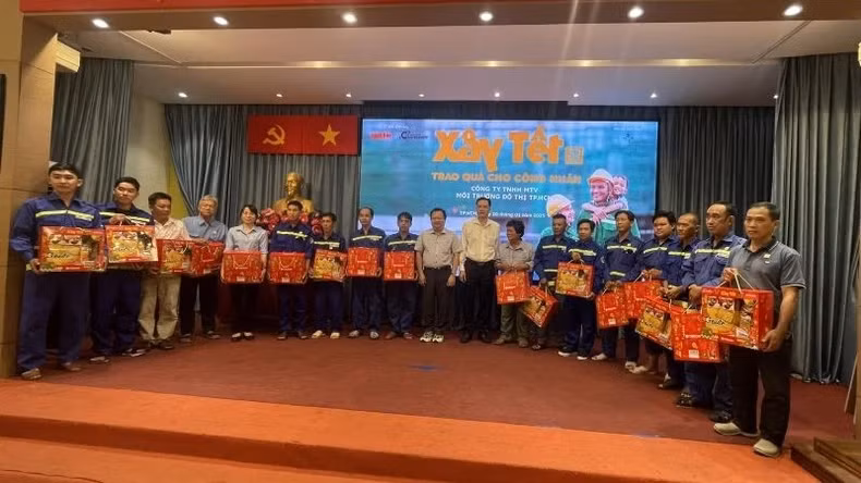 300 Tet gifts presented to environmental workers in Ho Chi Minh City 