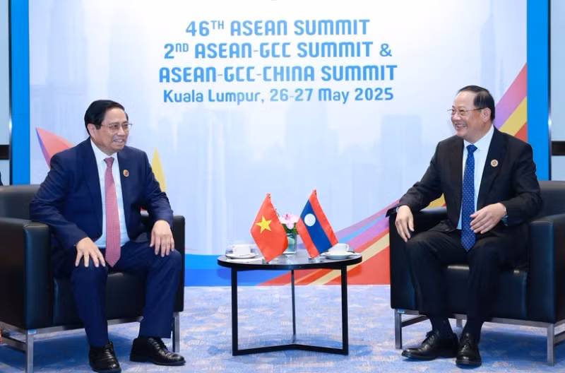 Vietnamese Prime Minister Pham Minh Chinh (L) meets with his Lao counterpart Sonexay Siphandone on the sidelines of the 46th ASEAN Summit and Related Summits in Malaysia. (Photo: VNA)