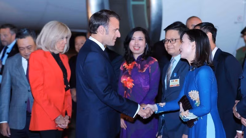 President of France Emmanuel Macron and his spouse arrived in Ha Noi on the evening of May 25, beginning a state visit to Viet Nam until May 27 at the invitation of his Vietnamese counterpart Luong Cuong.