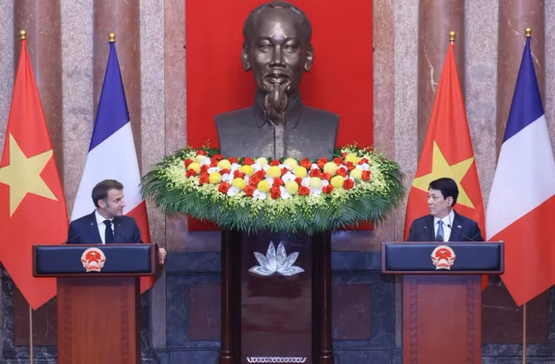 State President Luong Cuong (R) and French President Emmanuel Macron at the joint press conference (Photo: VNA) 