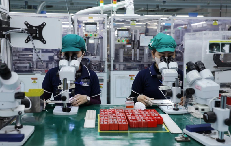 Manufacturing electronic components at Sumida Co., Ltd. (Japan) in Tinh Phong Industrial Park, Quang Ngai province (Photo: VNA)