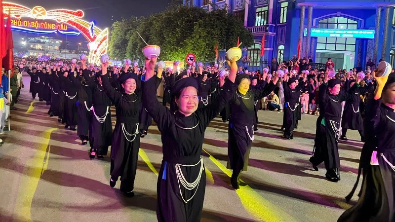 Tay ethic people's traditional bowl dance performed on the street. 