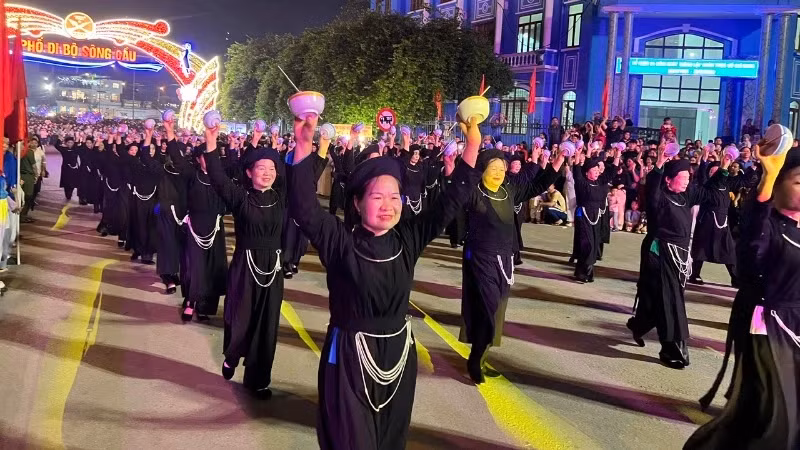Tay ethic people's traditional bowl dance performed on the street. 