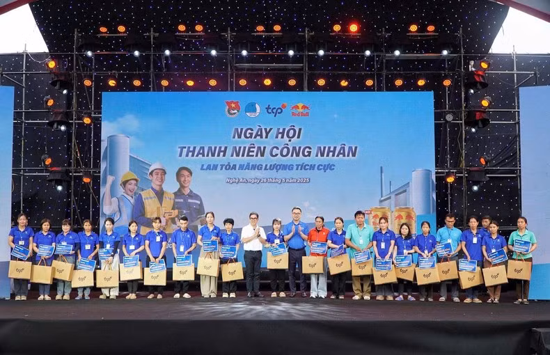  Gift packages presented to young workers living in difficult situations at the event 