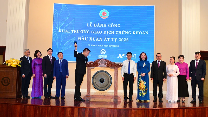 The New Year opening ceremony for the stock market held at the Ho Chi Minh City Stock Exchange (HOSE) on February 5 