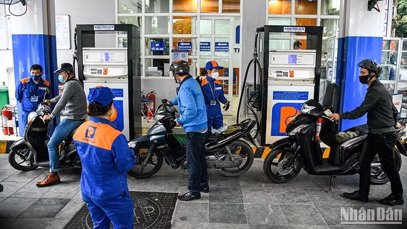 Fuel prices cut for third consecutive time (Photo: NDO)
