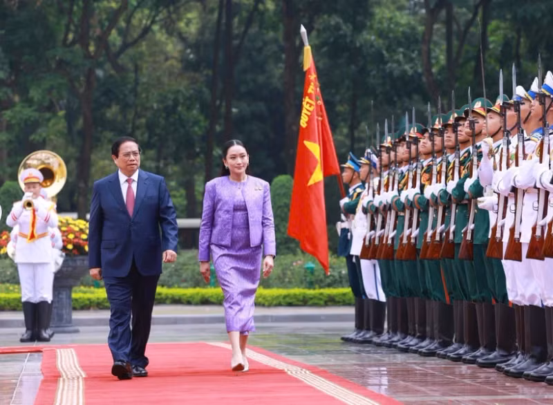 Prime Minister Pham Minh Chinh (left) and Thailand's Prime Minister Paetongtarn Shinawatra inspect the guard of honour in Ha Noi on May 16. (Photo: VNA) 