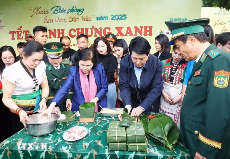 State President Luong Cuong participates in making "banh chung" as part of his pre-Tet visit to Lai Chau on January 9. (Photo: VNA)