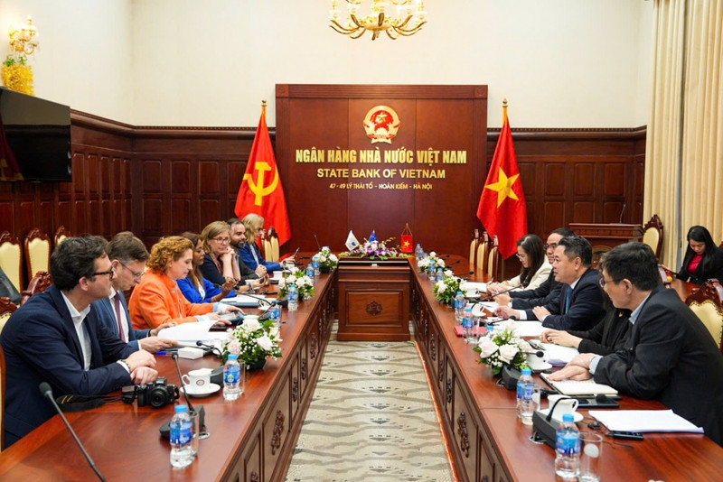 At the meeting between Deputy Governor of the State Bank of Vietnam Nguyen Ngoc Canh and Vice-President Nicola Beer of the European Investment Bank (Photo: thoibaonganhang.vn)