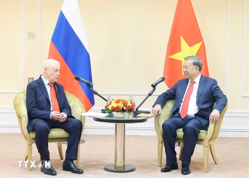 Party General Secretary To Lam (R) and Chairman of the "A Just Russia – Patriots – For Truth" Party Sergey Mironov. (Photo: VNA)