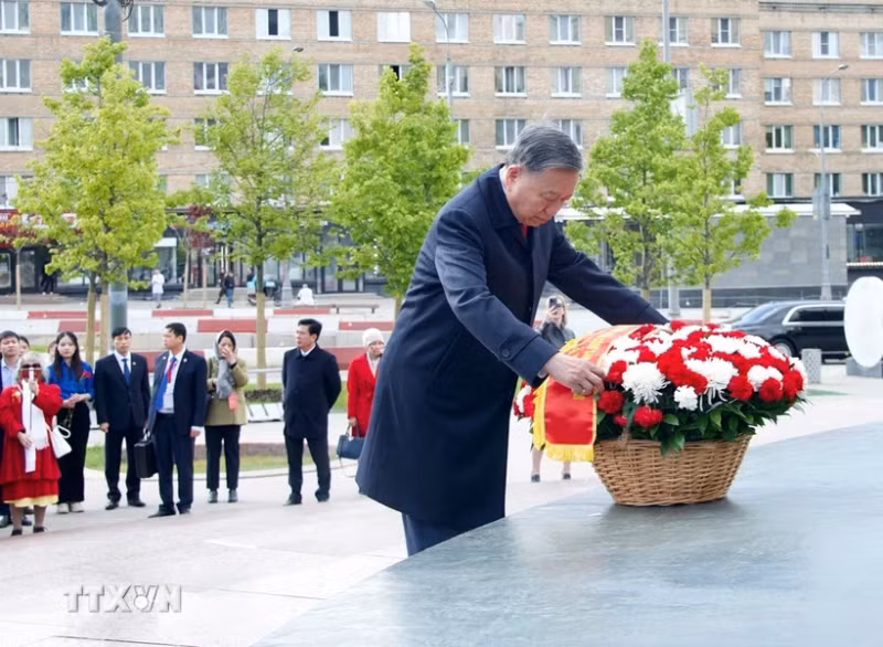 Party General Secretary To Lam pays tribute to President Ho Chi Minh in Moscow on May 10. (Photo: VNA)