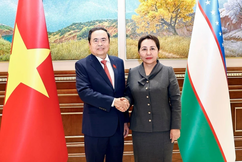 President of the Senate of Uzbekistan Tanzila Narbaeva (R) chairs a welcome ceremony for and holds talks with visiting National Assembly Chairman Tran Thanh Man. (Photo: VNA)