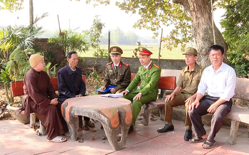 The Police Department of Nho Quan District, Ninh Binh Province, met with religious leaders. (Photo by PHAM UYEN)
