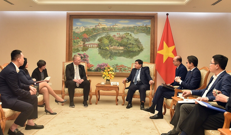 Deputy Prime Minister Nguyen Chi Dung (R) receives Lien Andrew Michael, Vice President and General Director of Asian factories at Wanek Furniture Co., Ltd. (Photo: VGP)