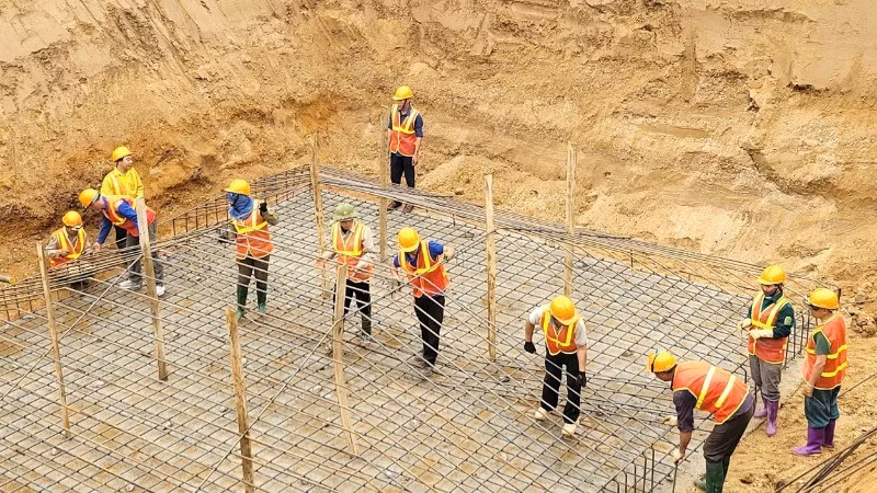 Construction workers at the project’s site VT414 in Thai Hoa commune, Lap Thach district, Vinh Phuc province.
