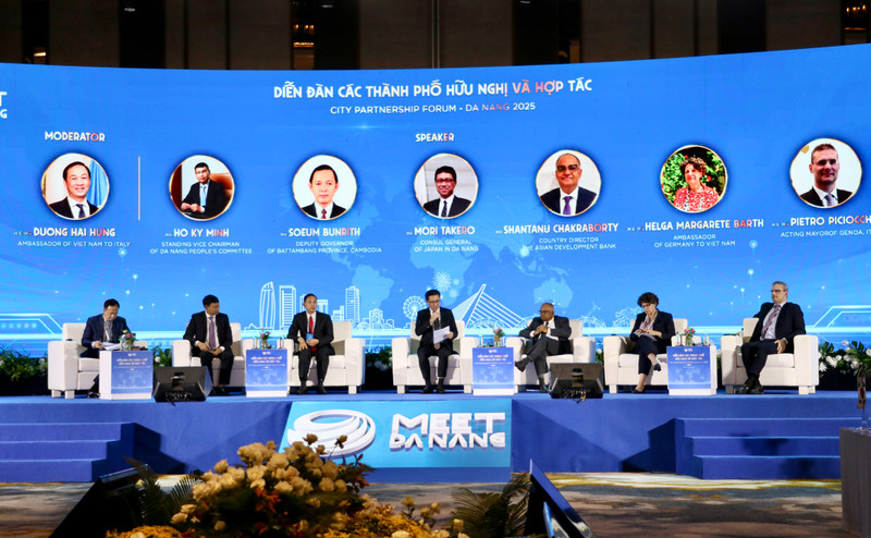 Speakers at a seminar on sustainable development held within the framework of City Partnership Forum – Da Nang 2025 (Photo: danang.gov.vn)