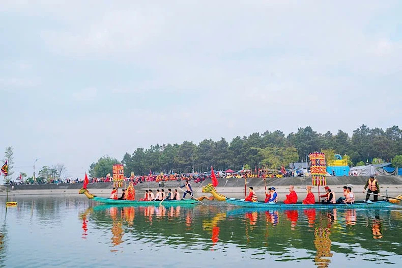 A water procession at Quynh Lam Pagoda Festival 