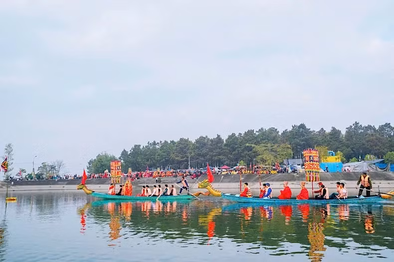 A water procession at Quynh Lam Pagoda Festival 
