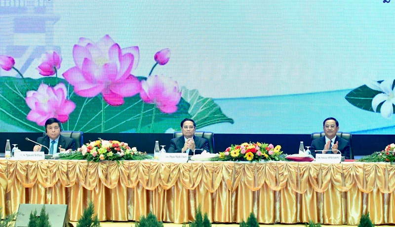 Prime Minister Pham Minh Chinh and his Lao counterpart, Sonexay Siphandone, co-chaired an investment cooperation conference in Vientiane on January 9 (Photo: Thanh Giang)
