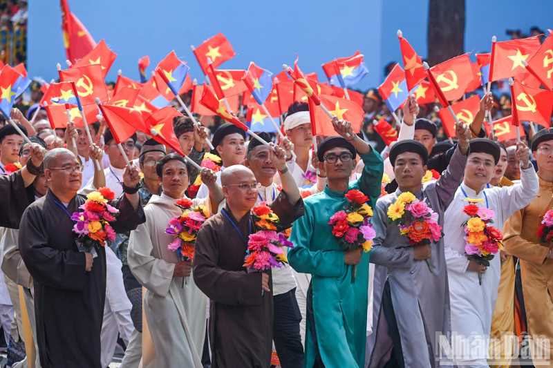 Country full of joy on the Day of National Reunification