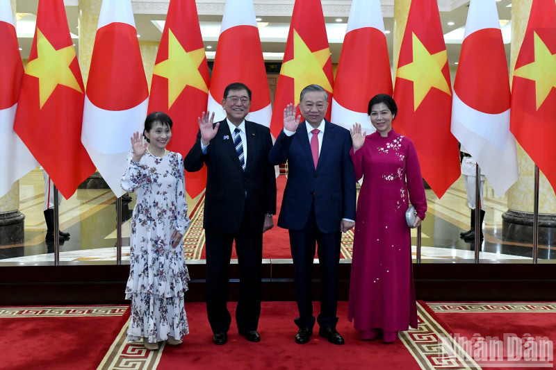 Party General Secretary To Lam (second, right), and his spouse welcome Japanese Prime Minister Ishiba Shigeru and his spouse in Hanoi on April 27 (Photo: NDO)