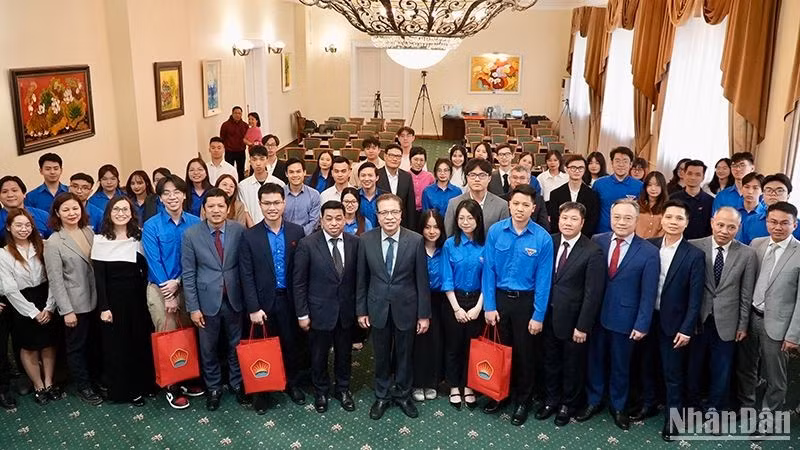  Ambassador Dang Minh Khoi and participants at the event 