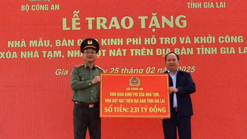 Police force donates 231 billion VND to eliminate temporary and dilapidated houses in Gia Lai Province 