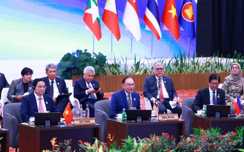 Vietnamese PM Pham Minh Chinh (front, first from left) attends the ASEAN leaders' interface with AIPA representatives in Kuala Lumpur on May 26. (Photo: VNA) 