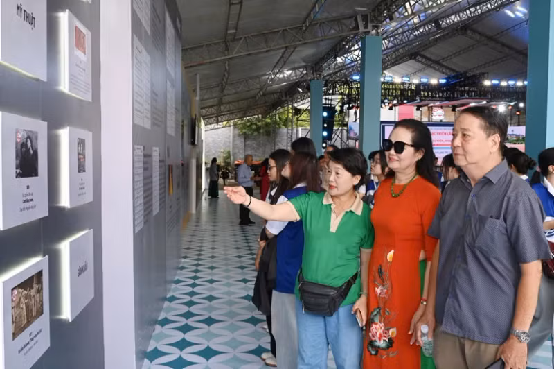 Visitors at the exhibition in Ho Chi Minh City. (Photo: VNA)