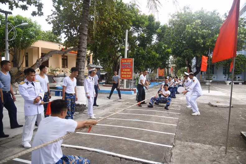 Soldiers and officers on Sinh Ton Island compete in a tug-of-war game.