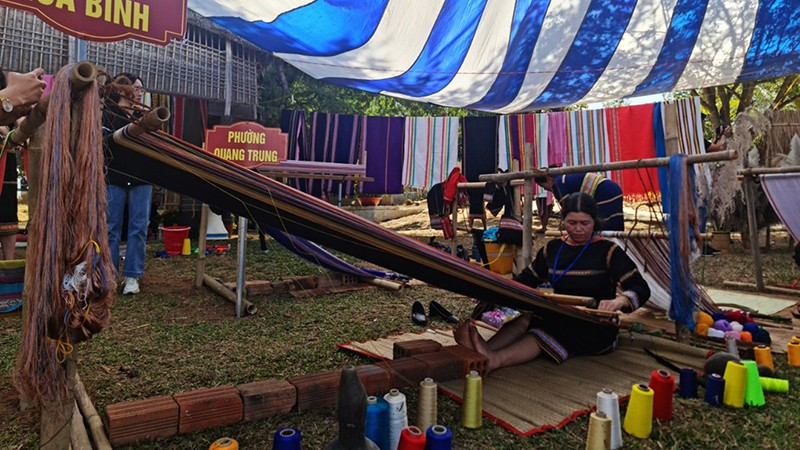 Artists perform brocade weaving at the festival.