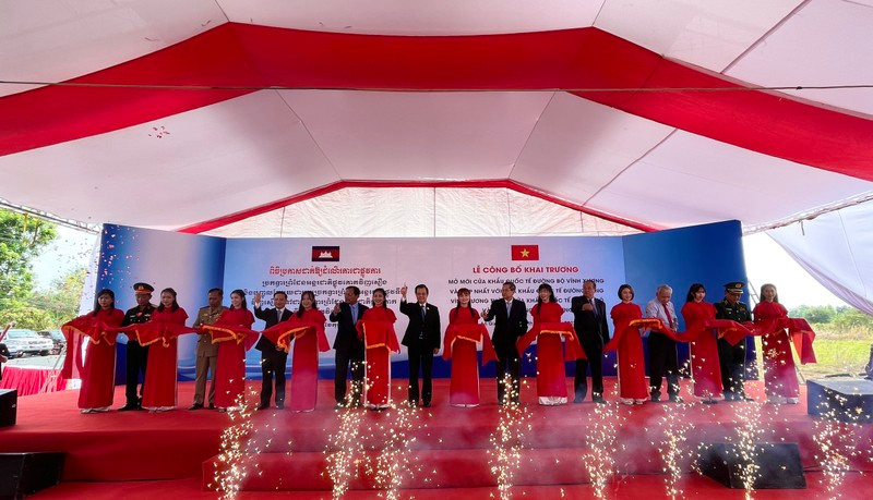 The opening ceremony of the Vinh Xuong international land and waterway border gate on February 23. (Photo: NDO)