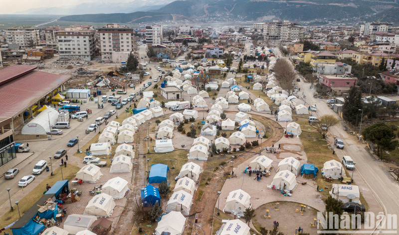 According to incomplete statistics, the earthquakes on February 6 affected about 20 million people in Turkey. More than 160,000 buildings, with more than 520,000 apartments, collapsed or were severely damaged. Currently, millions of Turkish people are forced to stay in temporary shelters in the cold weather.