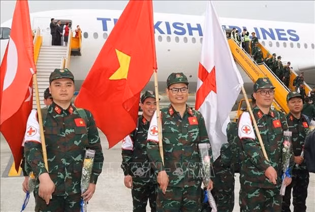 Members of the VPA search and rescue team arrive at the Noi Bai international airport (Photo: VNA)