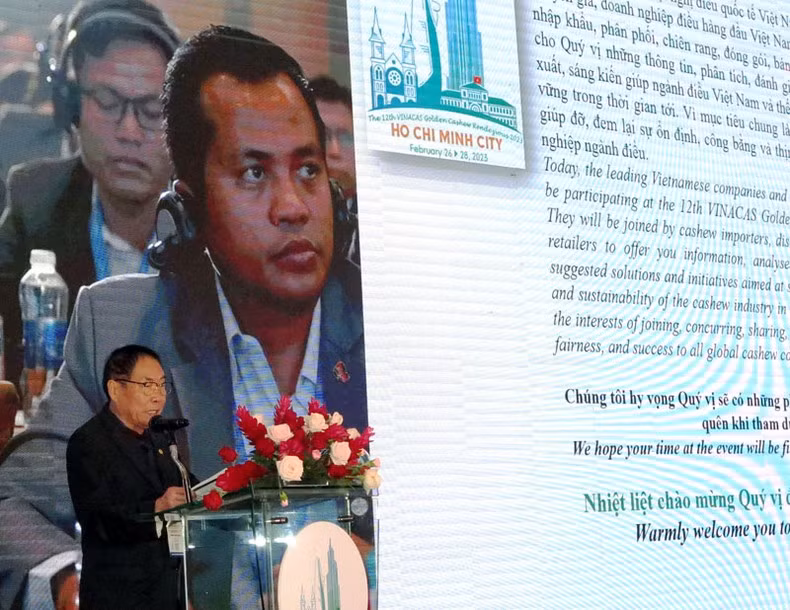 Vinacas Chairman Pham Van Cong speaks at the conference.