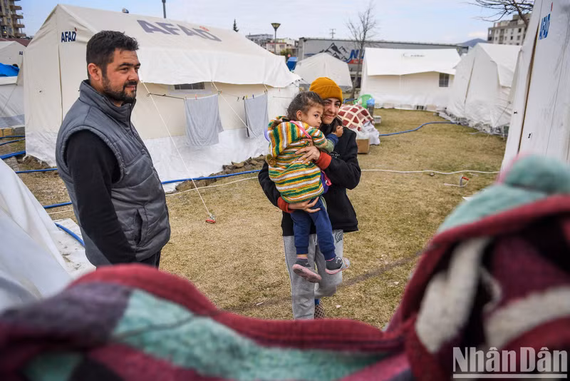 The life of the people of the “tent cities” is mainly concentrated in the vacant lots around the tents. Walking, playing and exercising take place right in this area.