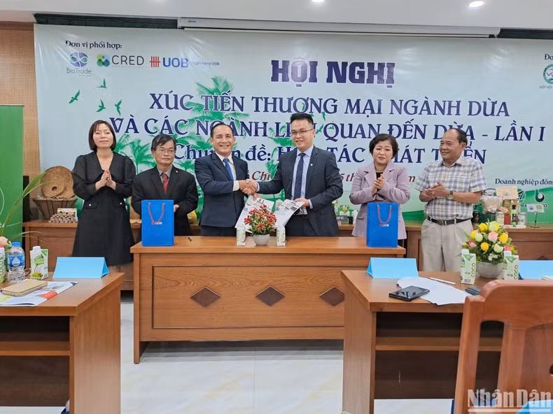 Representatives of the Vietnam Coconut Association and the United Overseas Bank Vietnam signed a memorandum of cooperation.