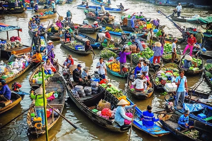 The floating market is an attractive destination for domestic and international tourists. (Photo: Vietravel)