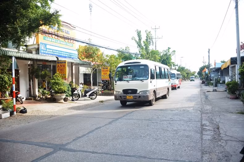 Highway 80 from Ha Tien-Rach Gia, section through Kien Luong district.