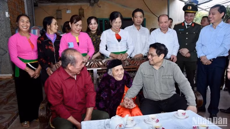 PM Chinh visits and presents gifts to Heroic Vietnamese Mother Nguyen Thi Cho (Photo: VNA)