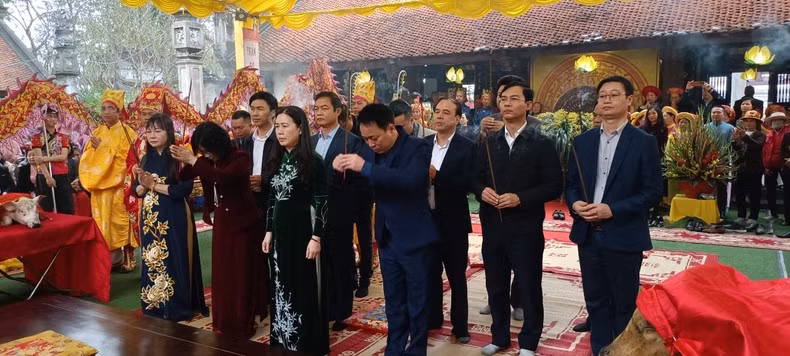 Delegates offering incense in the King's Temple, part of the Special National Relic Site - the tombs and temple dedicated to the Kings of the Tran Dynasty.