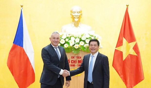 Minister of Trade and Industry Nguyen Hong Dien (right) receives his Czech counterpart Jozef Sileka on February 20. (Photo: Ministry of Trade and Indsutry)