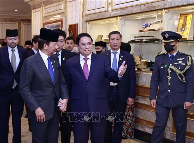 Sultan of Brunei Hassanal Bolkiah welcomes PM Pham Minh Chinh for talks (Photo: VNA)