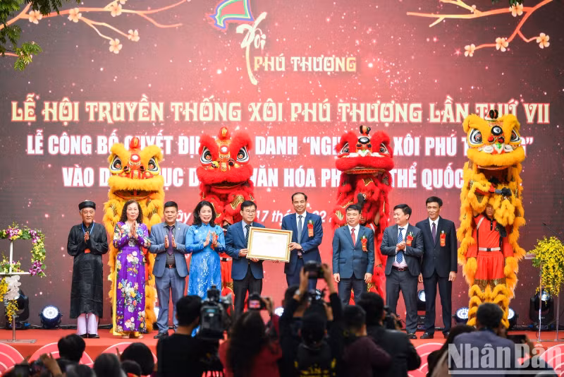 This year, the Ministry of Culture, Sports and Tourism officially included the craft of making Phu Thuong steamed sticky rice in the list of national intangible cultural heritages.