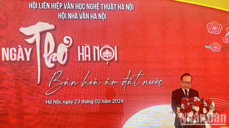 Writer Tran Gia Thai gives the opening speech.
