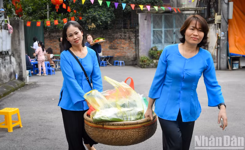 Loads of steamed sticky rice were brought to the communal yard to prepare for the ceremony.