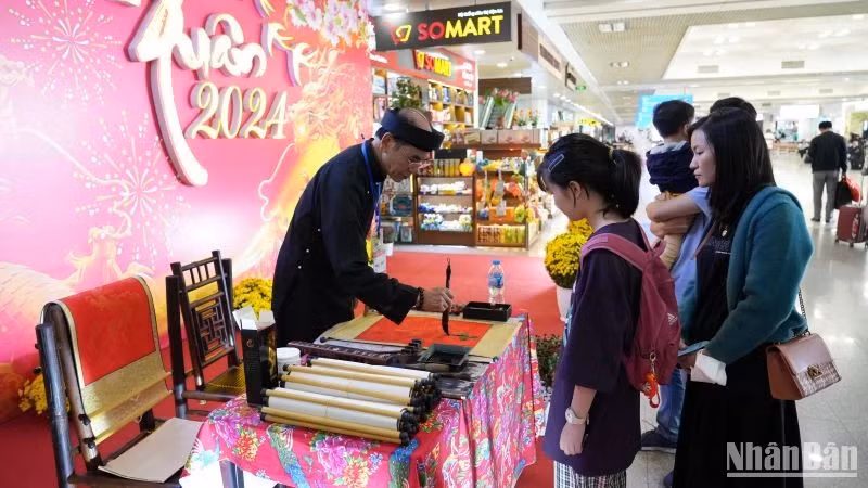 Passengers experience Vietnamese culture at Noi Bai Internal Airport