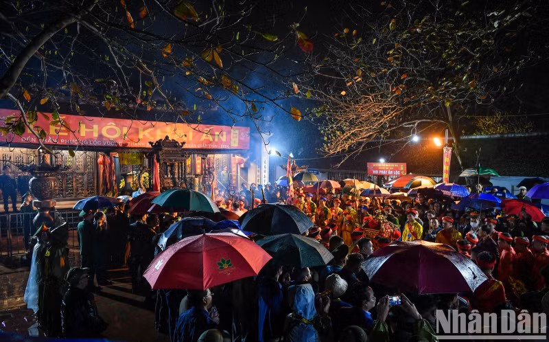 After the seal procession ritual between the Co Trach and Thien Truong shrines, the seal is protected by a mobile police force.